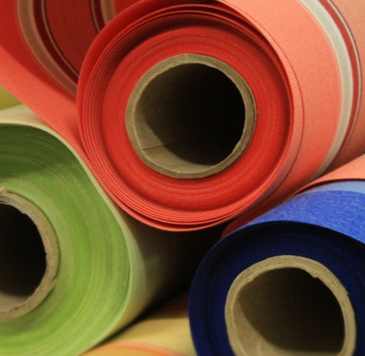 Atelier de fabrication de toiles de store avec des équipements modernes